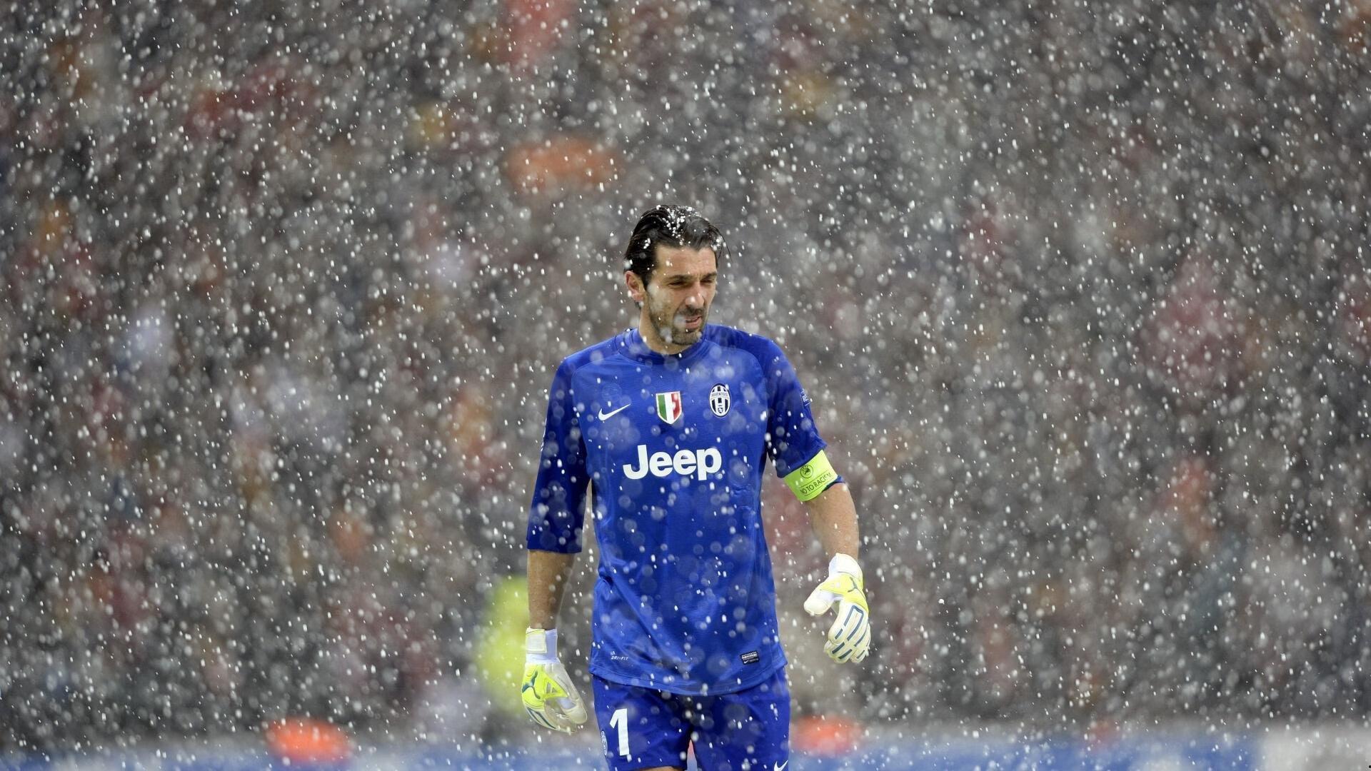 梅西第七次捧起金球奖 刷新历史纪录再创辉煌