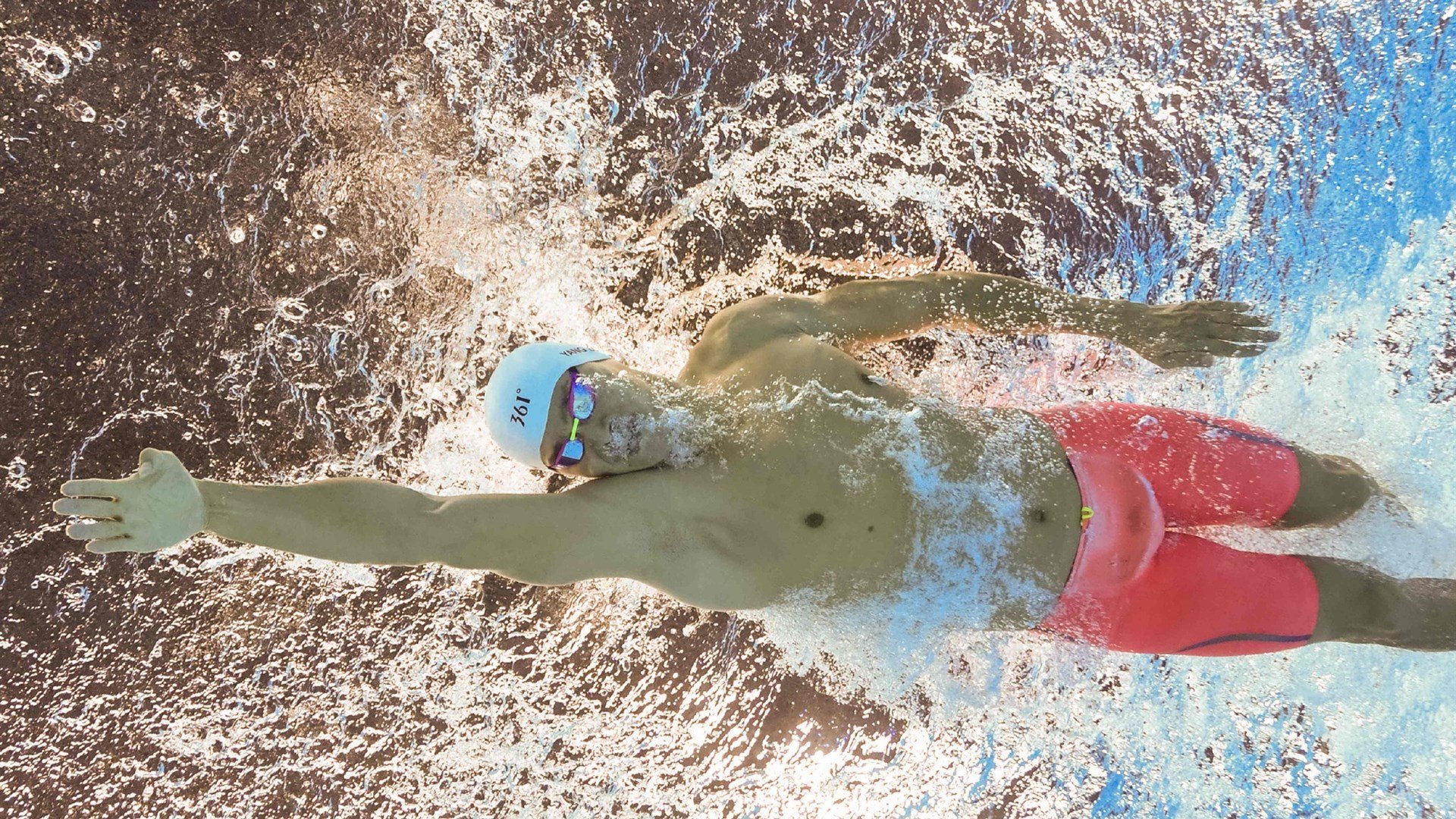 美国短跑名将打破尘封15年世界纪录 百米跑出9秒43震撼体坛